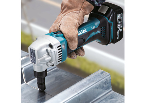 Аккумуляторные высечные ножницы Makita DJN161RFE